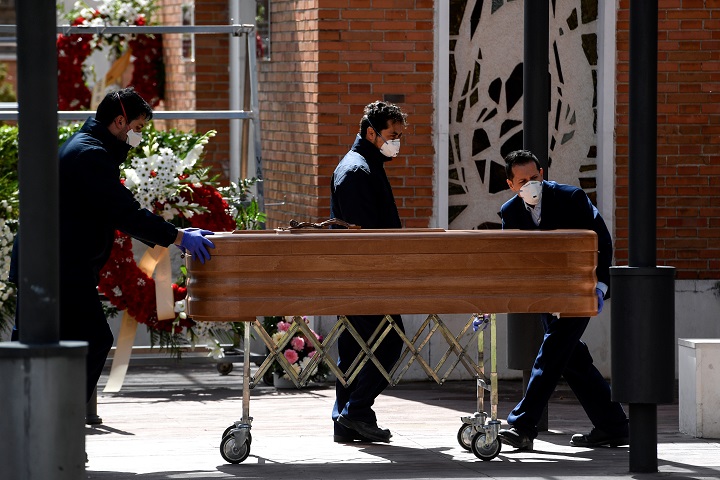 La muerte sobrecoge Madrid en el décimo día de confinamiento