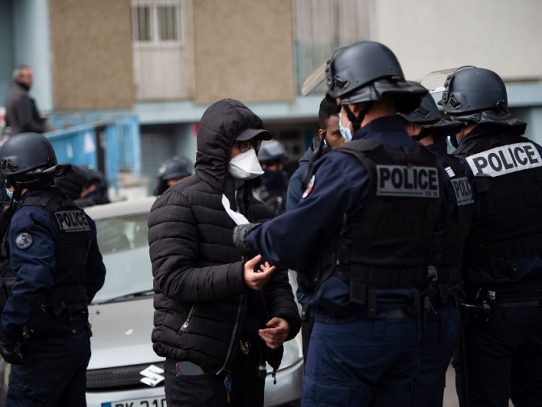 Policías en Francia amenazan con suspender controles si no reciben mascarillas