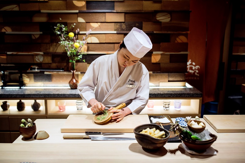 Las mujeres luchan por un lugar como chefs de sushis en Japón