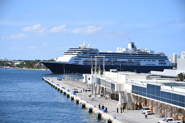 Autorizan al crucero "Zaandam" con pacientes con coronavirus a atracar en Florida