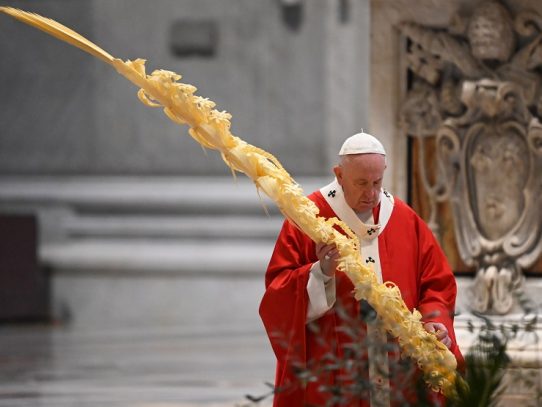 El papa celebra la misa de Ramos sin fieles