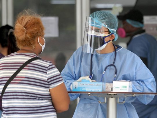 Un cuerpo de salud debilitado se prepara para lo peor de la pandemia en Guayaquil