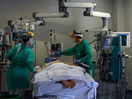España registra menos de 100 muertos por coronavirus por primera vez en dos meses