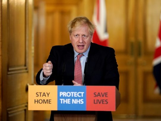 Boris Johnson se "recupera" del coronavirus, pero su gobierno es criticado por la respuesta