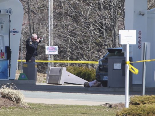 Un hombre mata a al menos 16 personas en el peor tiroteo en Canadá