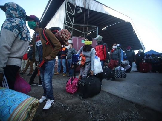 Unos 450 bolivianos terminan cuarentena en Chile y retornan a su país