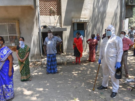 India lucha por contener el coronavirus en su mayor suburbio