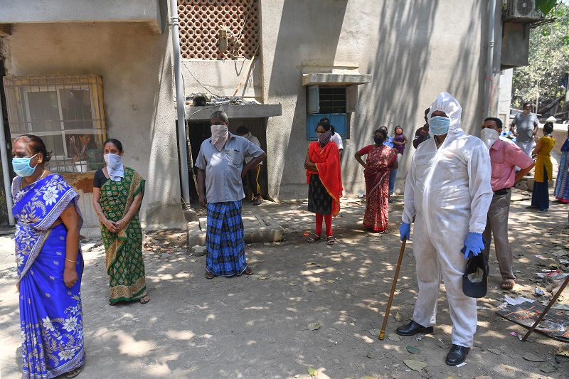 India lucha por contener el coronavirus en su mayor suburbio