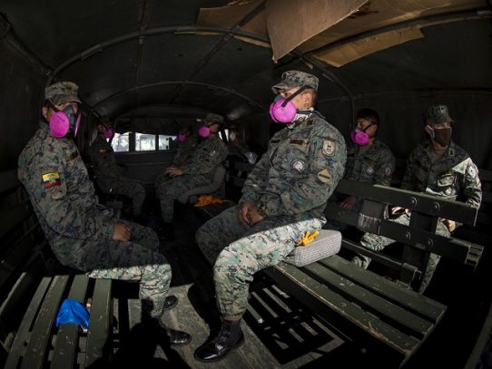 Ecuador cesa equipo militar y policial que retira a muertos en casas por la pandemia