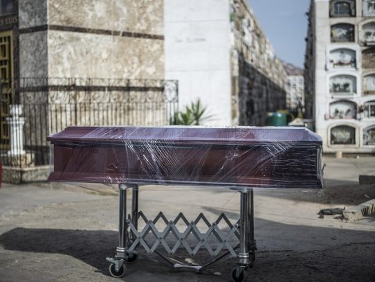 Fila de carros fúnebres en hospital de Perú para retirar cuerpos de muertos por covid-19
