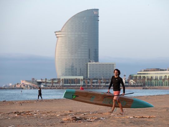 Barcelona reabre sus playas para nadar y hacer deporte