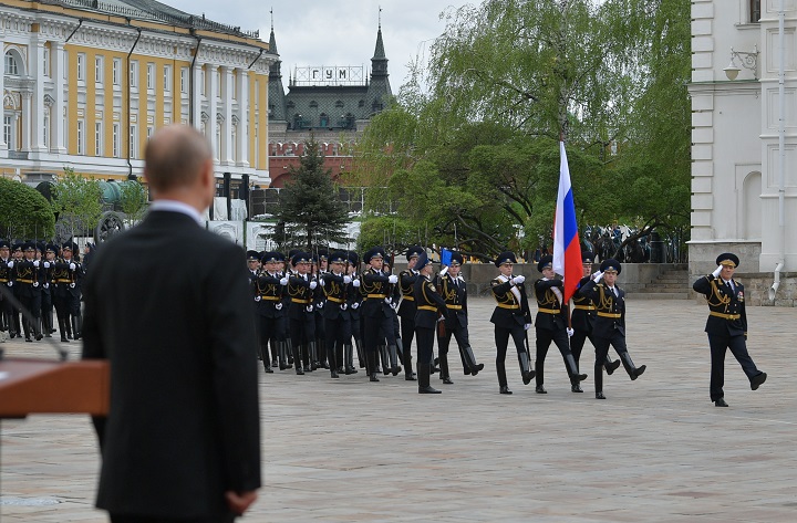 Putin celebra la Rusia "invencible" en modesta conmemoración de 1945