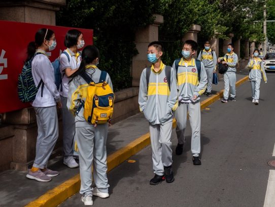 Alumnos chinos controlados con brazaletes electrónicos para detectar virus