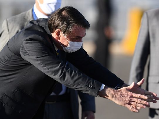 Bolsonaro pide a empresarios "jugar pesado" contra gobernadores para reabrir el comercio
