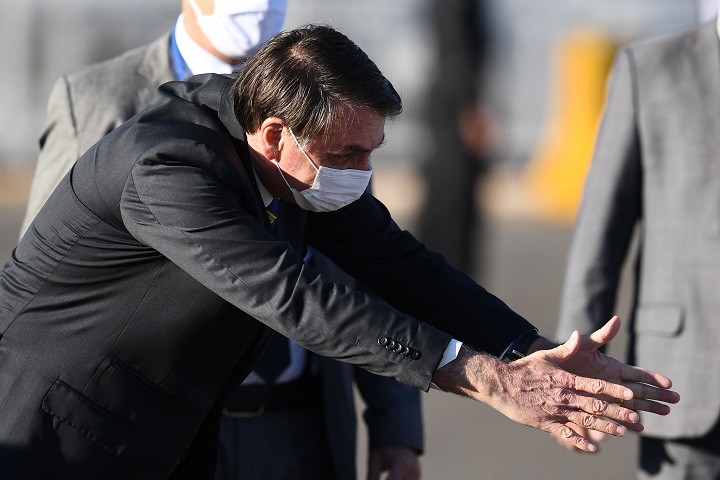 Bolsonaro pide a empresarios "jugar pesado" contra gobernadores para reabrir el comercio