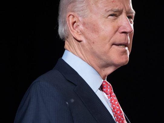 Biden advierte contra las "fuerzas oscuras" que dividen a EE.UU.