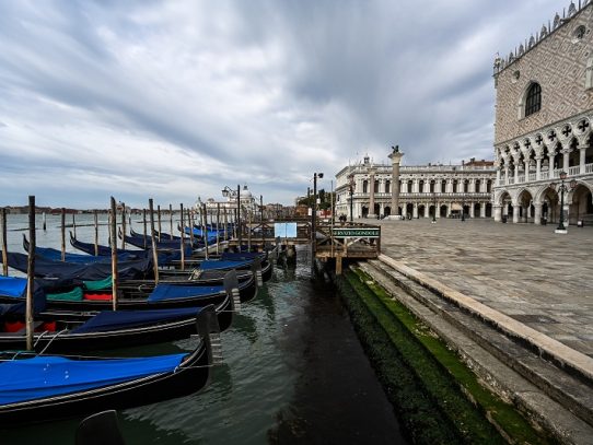 "Sin turismo, Venecia es una ciudad muerta", lamenta un gondolero