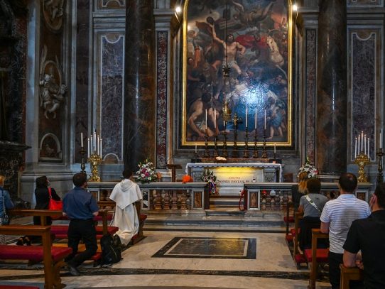 La basílica de San Pedro reabre, en una Italia que avanza en su desconfinamiento