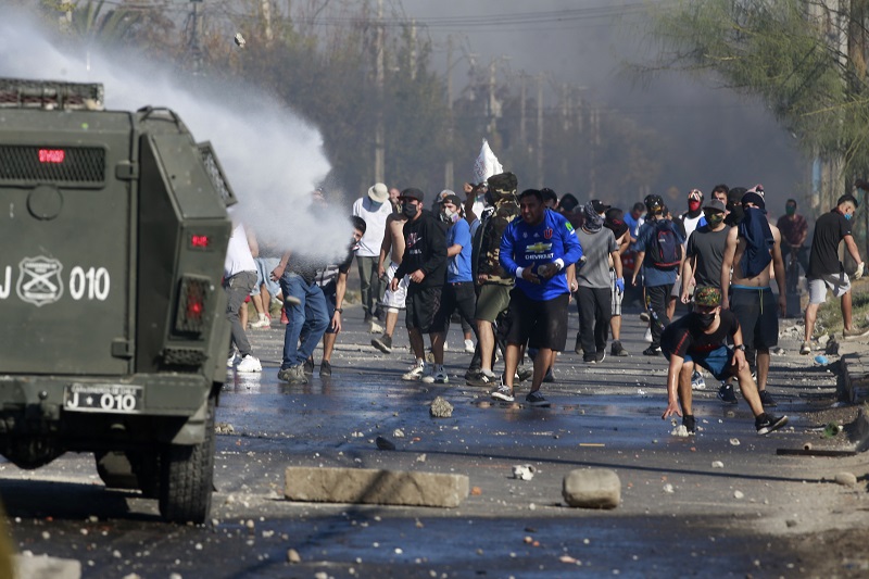 Disturbios y enfrentamientos en zonas vulnerables de Santiago empobrecidas por la cuarentena