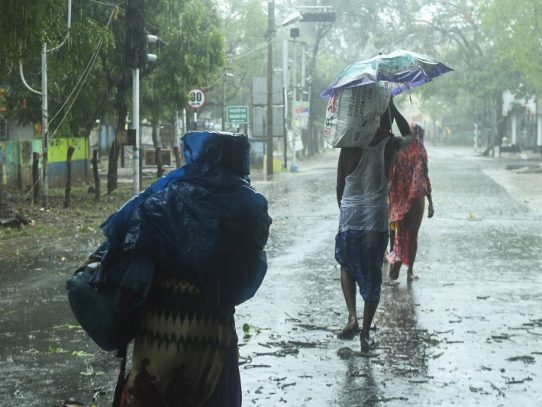 El potente ciclón Amphan toca tierra y golpea India y Bangladés