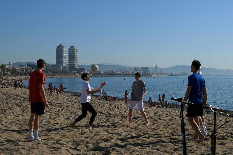 Barcelona abre sus playas y parques para dar paseos