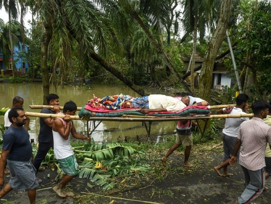 Ciclón deja al menos 84 muertos en Bangladés e India