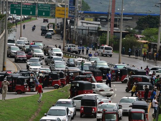 Arrecia protesta de taxistas hondureños por bono de subsistencia ante COVID-19