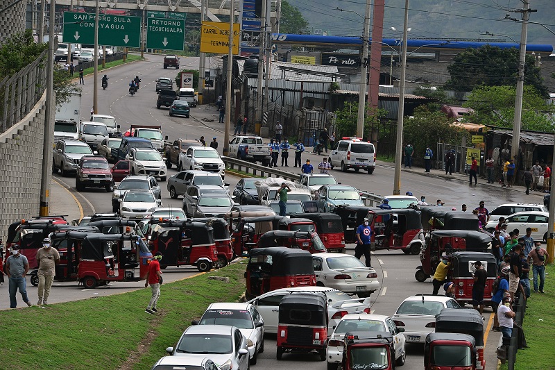 Arrecia protesta de taxistas hondureños por bono de subsistencia ante COVID-19