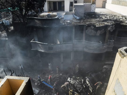 Un avión de pasajeros se estrella en un barrio residencial de Karachi, en Pakistán