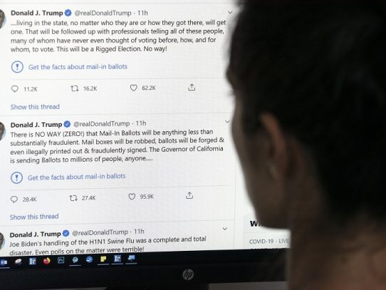 Trump amenaza con "cerrar" redes sociales tras cuestionamiento de sus tuits