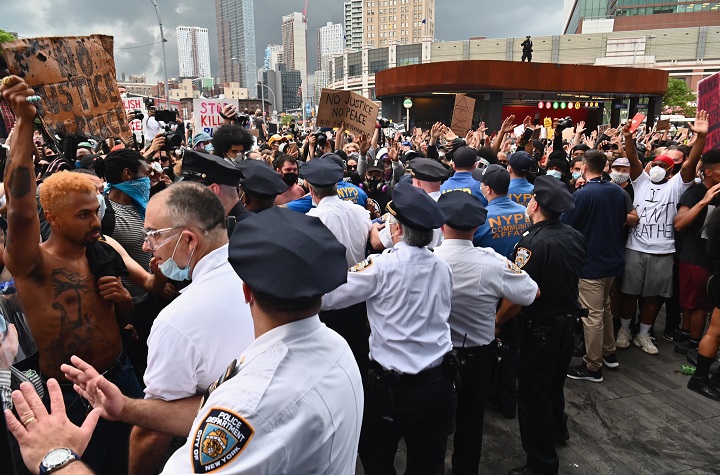 Alcalde de Nueva York anuncia toque de queda en medio de protestas