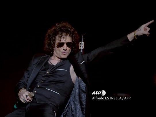 Rockero español Bunbury pide no ceder a "normas irracionales" por la pandemia