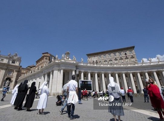 Los fieles vuelven a la plaza de San Pedro para el Regina Coeli del papa Francisco