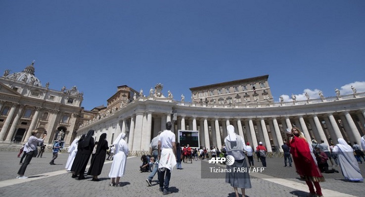 Los fieles vuelven a la plaza de San Pedro para el Regina Coeli del papa Francisco