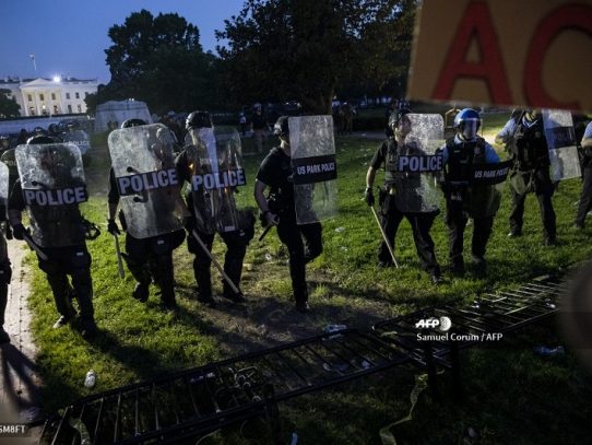 Casa Blanca a oscuras, policía dispersa a manifestantes contra el racismo