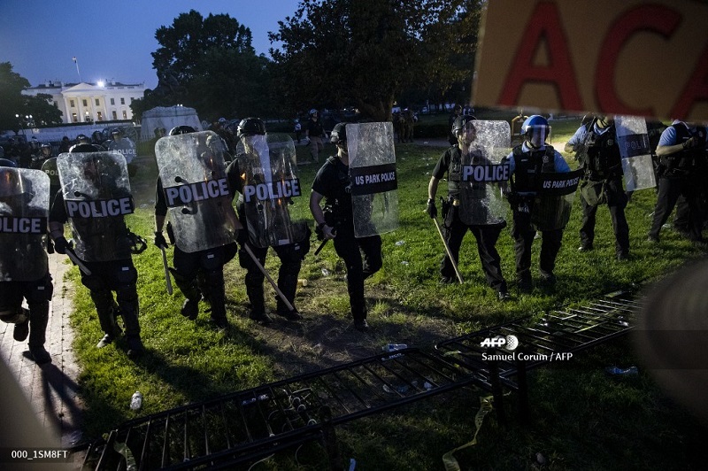 Casa Blanca a oscuras, policía dispersa a manifestantes contra el racismo