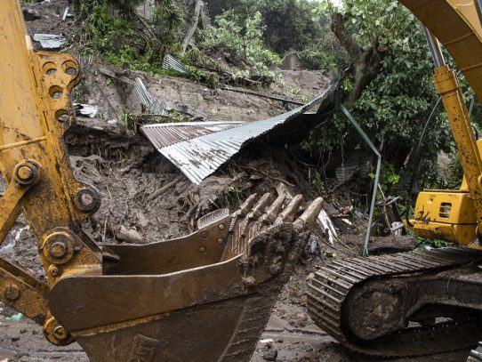 Recuperan siete cuerpos de familia que murió sepultada tras aguaceros en El Salvador