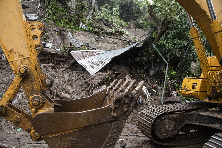 Recuperan siete cuerpos de familia que murió sepultada tras aguaceros en El Salvador