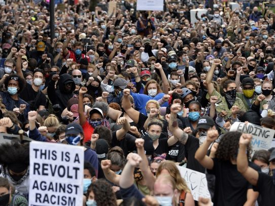 Los estadounidenses blancos se suman en masa a las protestas contra el racismo