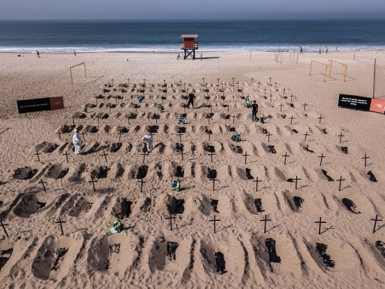 Cavan tumbas en playa de Copacabana para honrar a los muertos de Covid-19 en Brasil