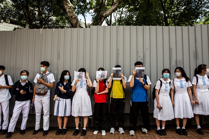 Hong Kong cierra de nuevo las escuelas por repunte de contagios locales de coronavirus