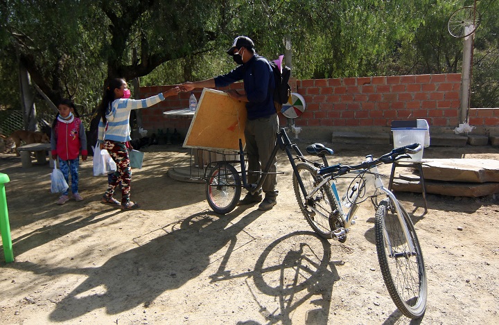 Un profesor boliviano recorre el campo en bicicleta para enseñar en cuarentena