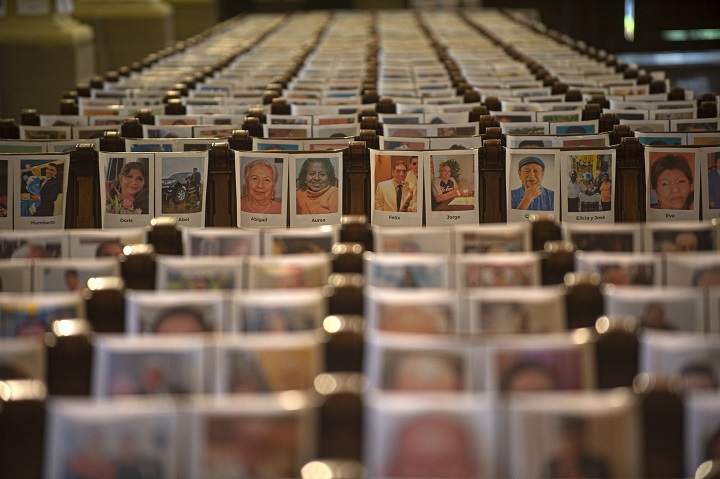 Misa en catedral de Lima sólo con fotos de 6.500 muertos por pandemia en Perú