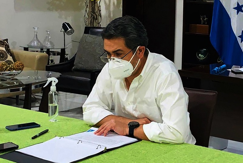 Hospitalizan al presidente hondureño, contagiado de covid-19, con neumonía