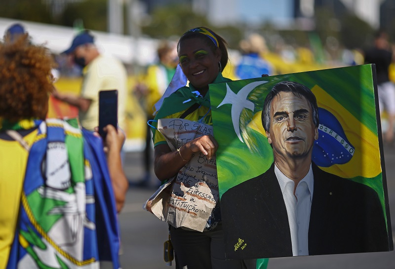 Opositores y simpatizantes de Bolsonaro se manifiestan en Brasilia