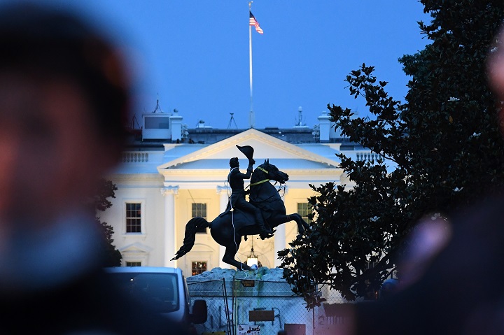 Manifestantes intentan derribar estatua cerca de la Casa Blanca