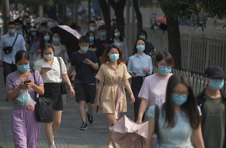 Autoridades chinas confinan a medio millón de personas cerca de Pekín por el coronavirus