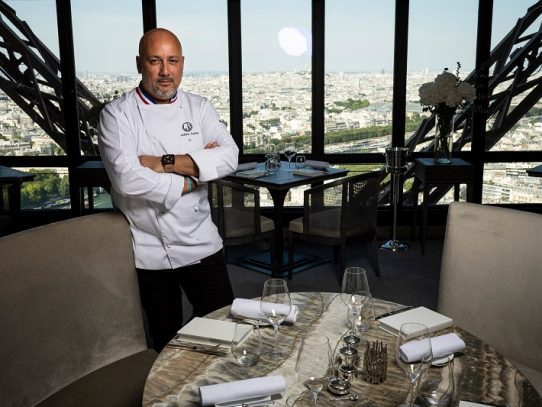 Desde lo alto de la Torre Eiffel, el chef Anton no quiere oír hablar del "después de la covid-19"