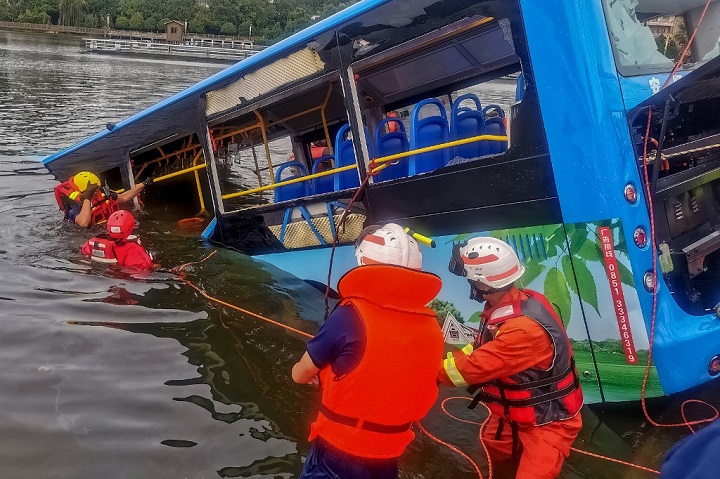 Al menos 21 muertos al precipitarse un autobús en un lago en China