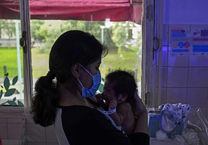En pandemia, el tapabocas separa a las madres y sus bebés
